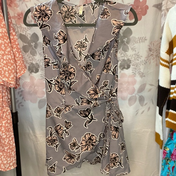 Brand; Japna. Silky blouse, light purple/lavender color. Size: M - Picture 1 of 5